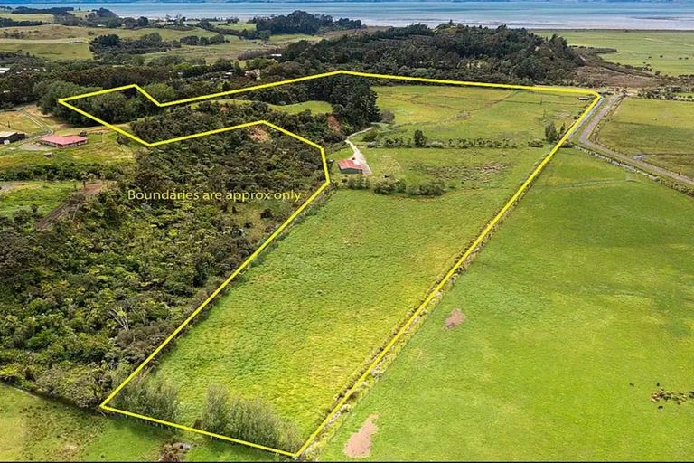 Photo of property in 33 Monk Road, South Head, Helensville, 0874