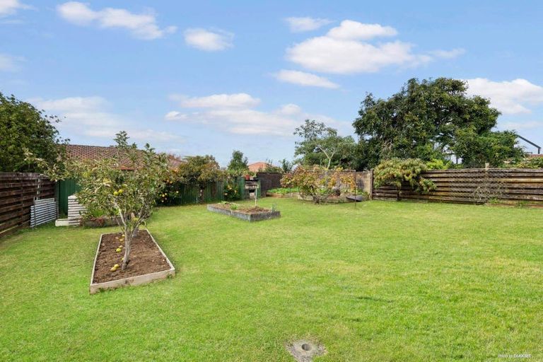 Photo of property in 49 Yeovil Road, Te Atatu Peninsula, Auckland, 0610