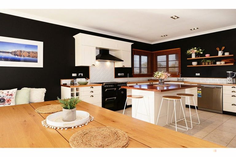 Photo of property in 17 Thackeray Street, Saint Andrews, 7988