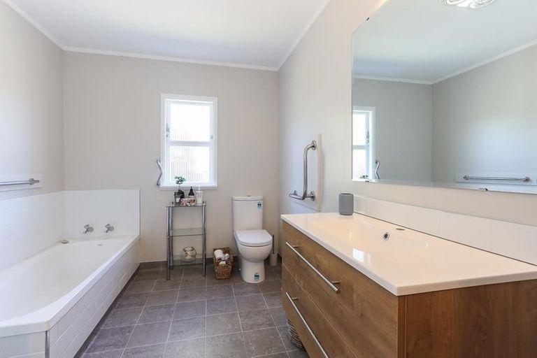 Photo of property in 12a Charles Road, Hannahs Bay, Rotorua, 3010