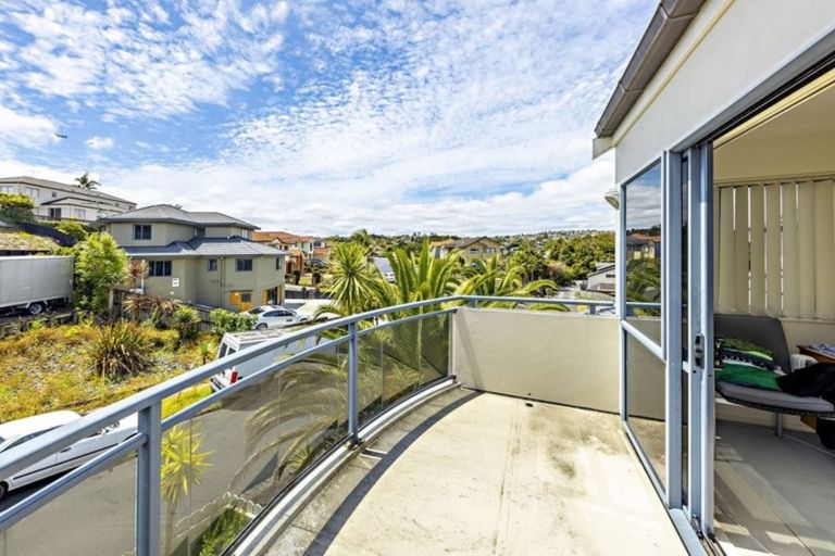 Photo of property in 2/6 Chieftain Rise, Goodwood Heights, Auckland, 2105