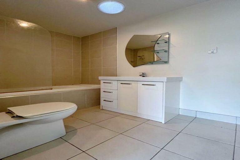 Photo of property in 15 Merlot Way, Te Atatu South, Auckland, 0610
