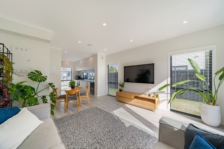 Photo of property in 5 Gloaming Lane, Wallaceville, Upper Hutt, 5018