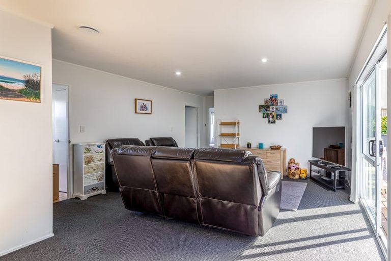 Photo of property in 1/34 Lambrown Drive, Totara Vale, Auckland, 0629