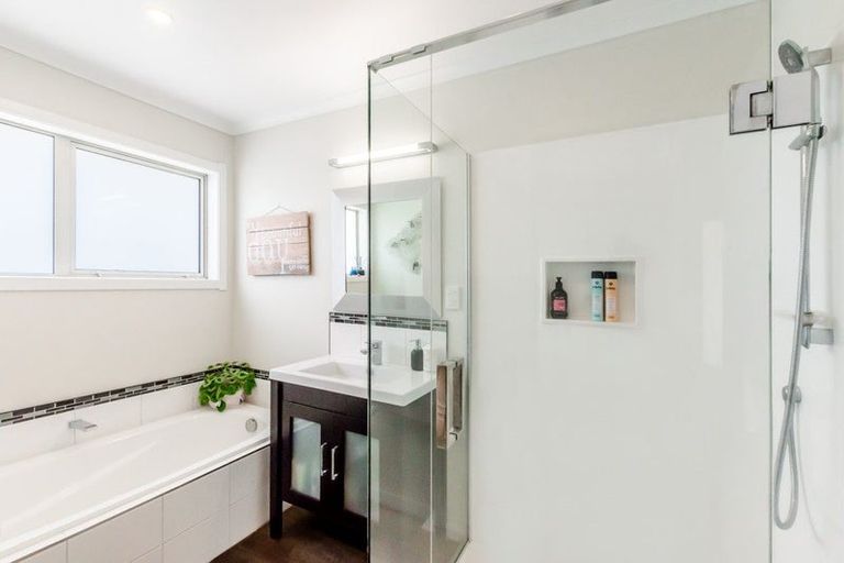 Photo of property in 44 Rewarewa Crescent, Waikanae, 5036