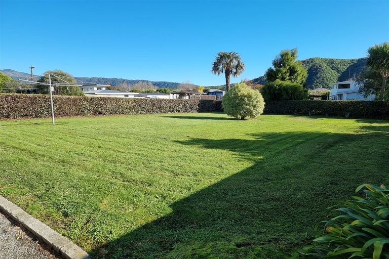 Photo of property in 35 Moana View Road, Waikawa, Picton, 7220