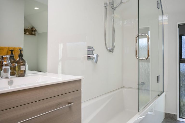 Photo of property in 12 Harvey Street, Waipahihi, Taupo, 3330