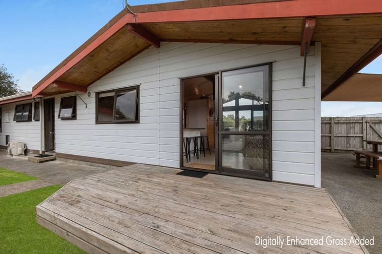 Photo of property in 6 Suzanne Grove, Kelvin Grove, Palmerston North, 4414
