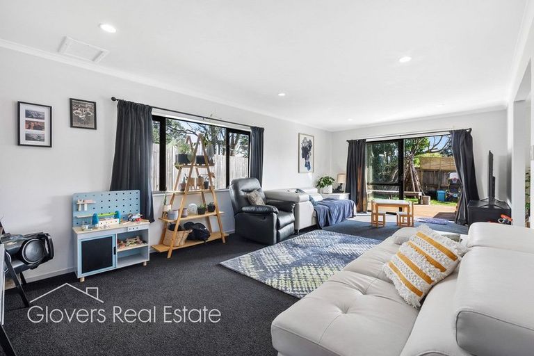 Photo of property in 18b Vardon Road, Green Bay, Auckland, 0604