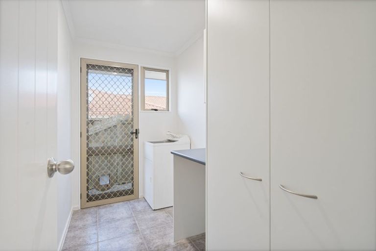 Photo of property in 38 Semillon Avenue, Henderson, Auckland, 0612