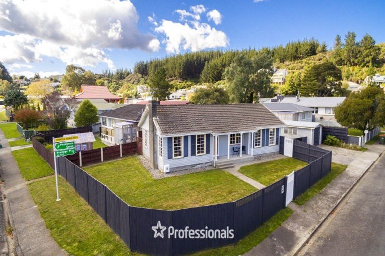 Photo of property in 62 Hillside Drive, Maoribank, Upper Hutt, 5018