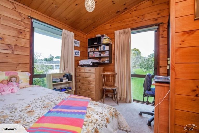 Photo of property in 18 John Dee Crescent, Red Beach, 0932