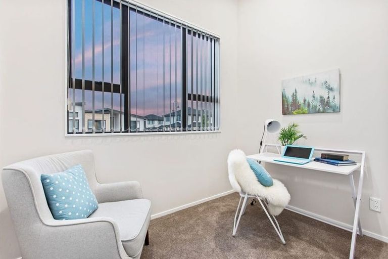 Photo of property in 13 Millcroft Lane, Ranui, Auckland, 0612