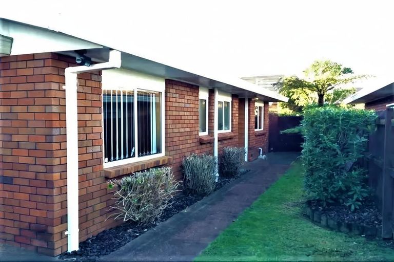 Photo of property in 2/21 Kookaburra Place, Botany Downs, Auckland, 2010