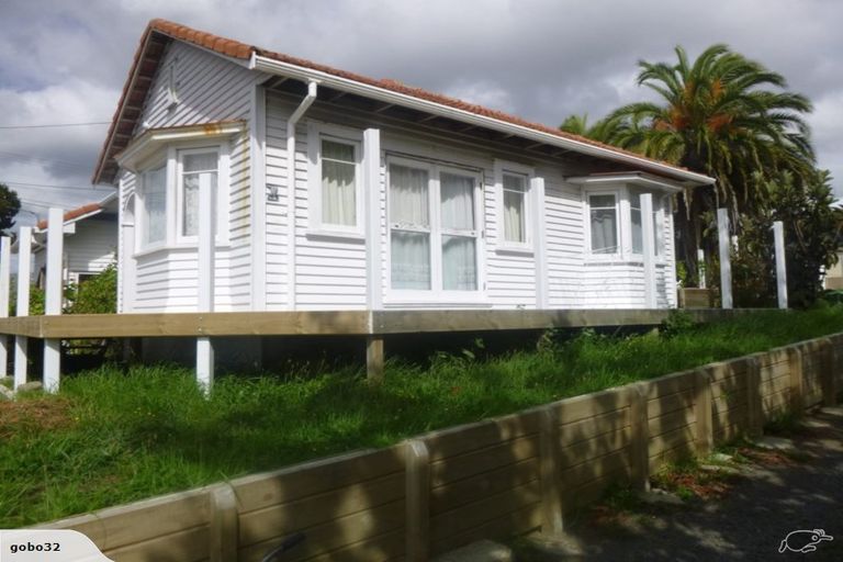 Photo of property in 32 Te Atatu Road, Te Atatu South, Auckland, 0610