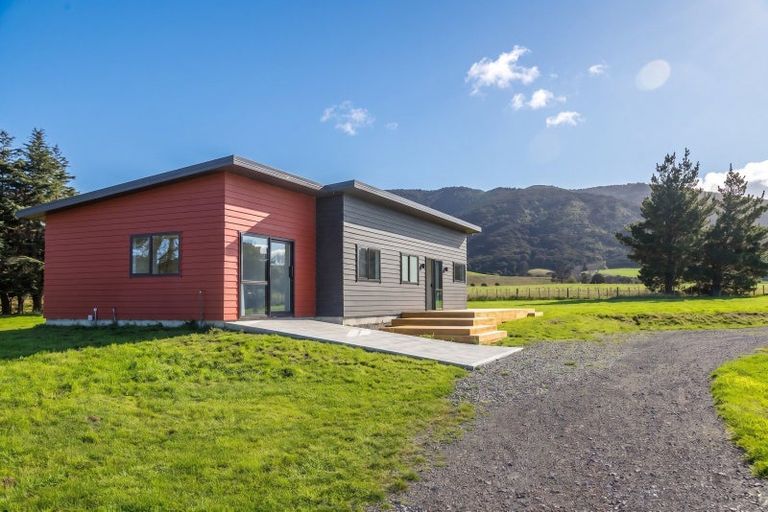 Photo of property in 370 Western Lake Road, Western Lake, Featherston, 5773