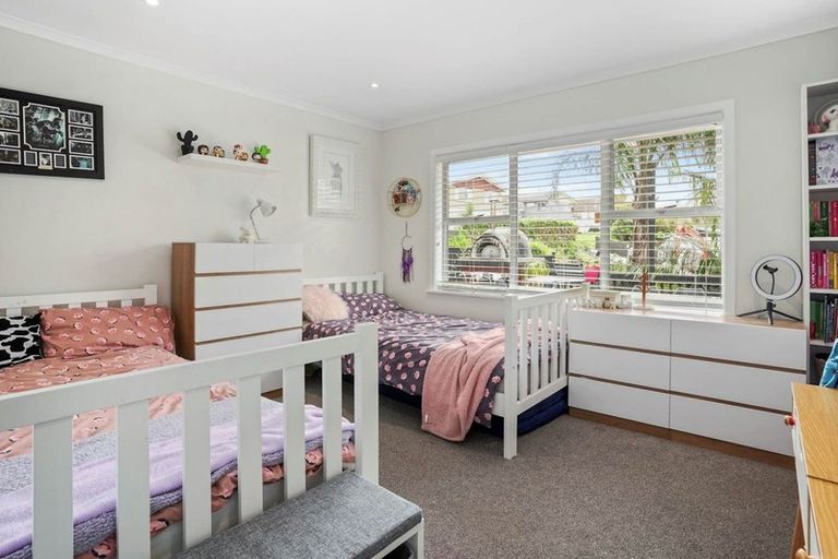 Photo of property in 16 Regal Place, Forrest Hill, Auckland, 0620