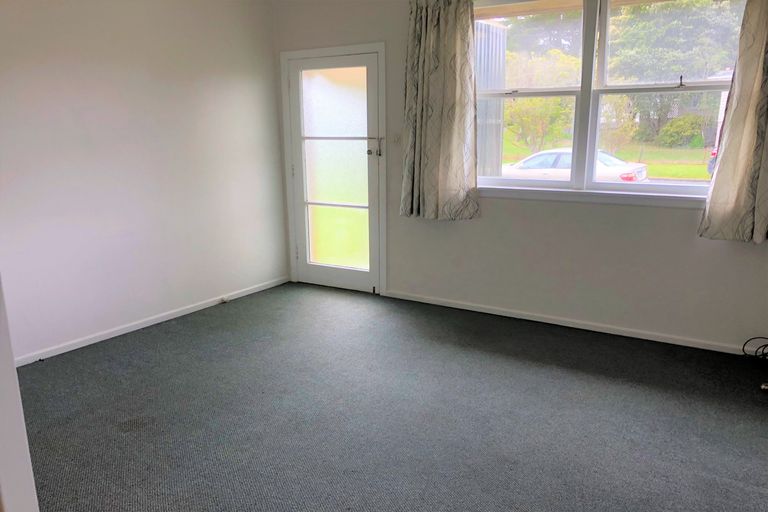 Photo of property in 4/2 Godley Road, Green Bay, Auckland, 0604