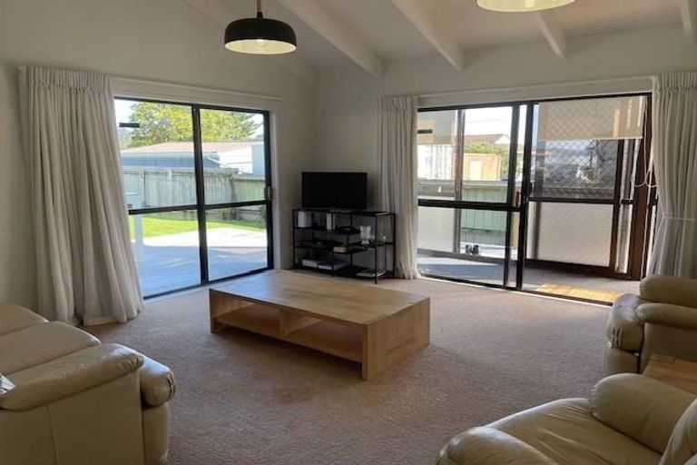 Photo of property in 6 Karawa Place, Kawakawa Bay, Papakura, 2585