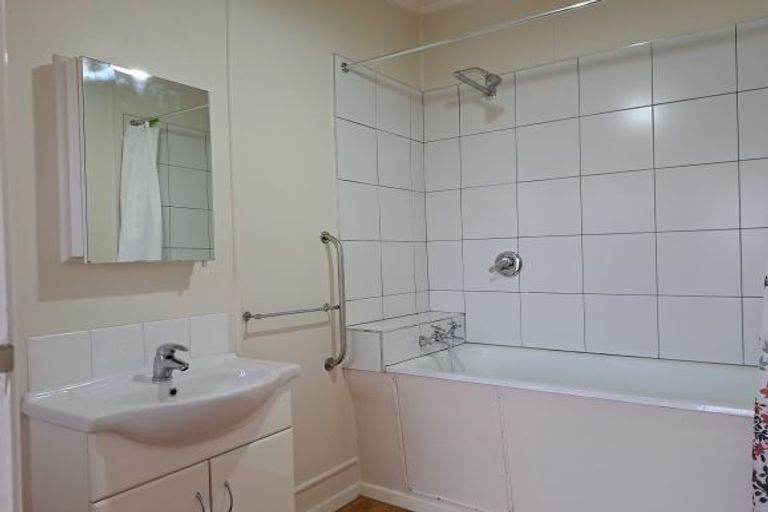 Photo of property in 1/33 Queen Street, Upper Hutt Central, Upper Hutt, 5018