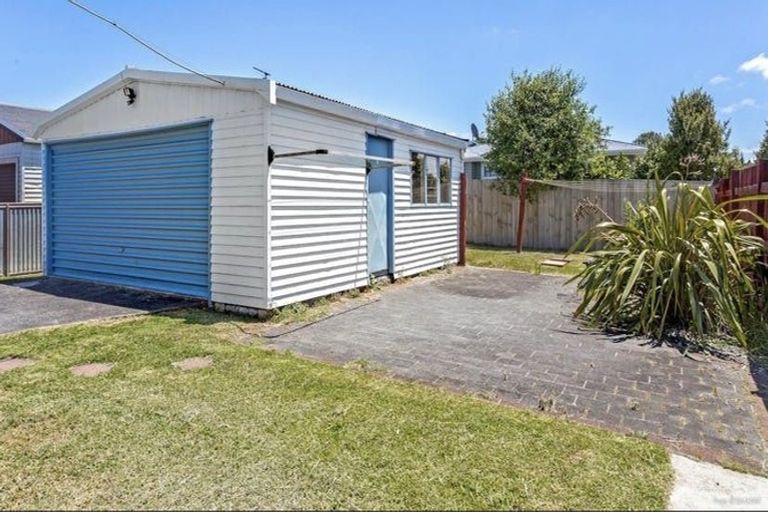 Photo of property in 2 Maybelle Place, Kelston, Auckland, 0602