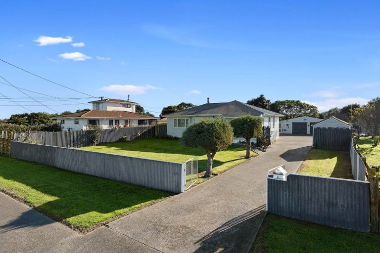 Photo of property in 2 Kiharoa Street, Otaki Beach, Otaki, 5512