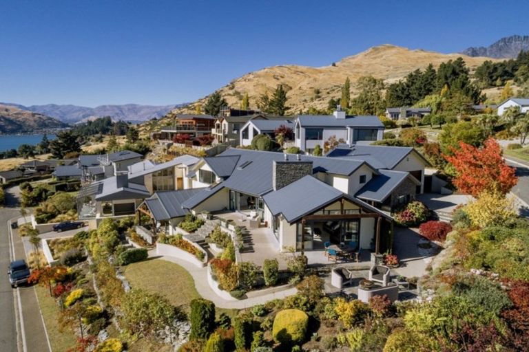Photo of property in 5 Milward Place, Kelvin Heights, Queenstown, 9300