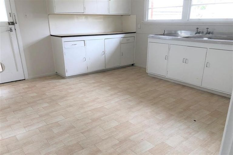 Photo of property in 4/2 Godley Road, Green Bay, Auckland, 0604