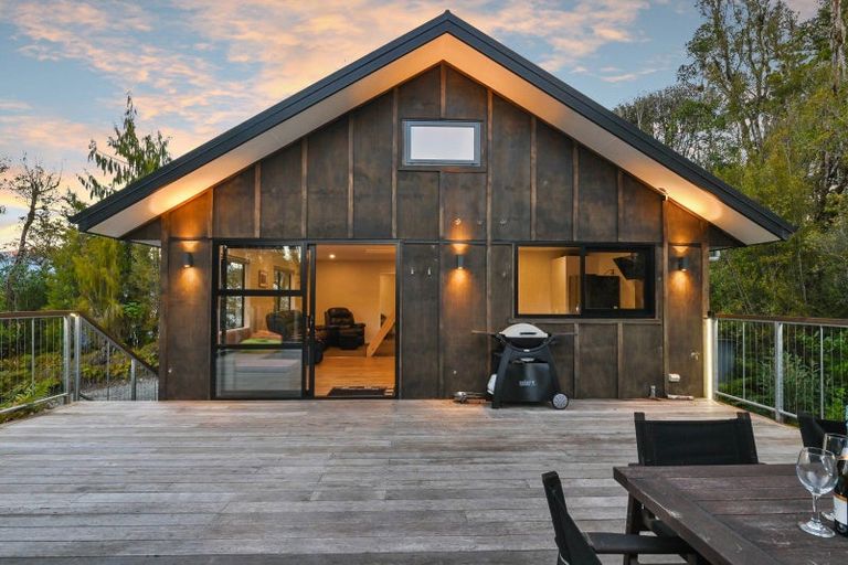 Photo of property in 11 Brownlee Drive, Moana, 7872