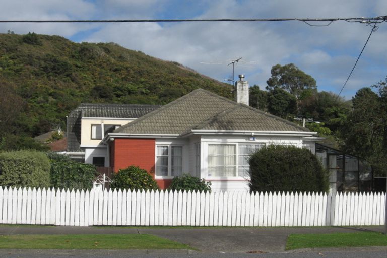Photo of property in 92 Waddington Drive, Naenae, Lower Hutt, 5011