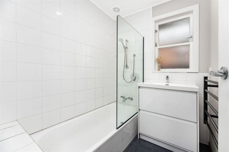 Photo of property in 7 Beazley Place, Glendene, Auckland, 0602