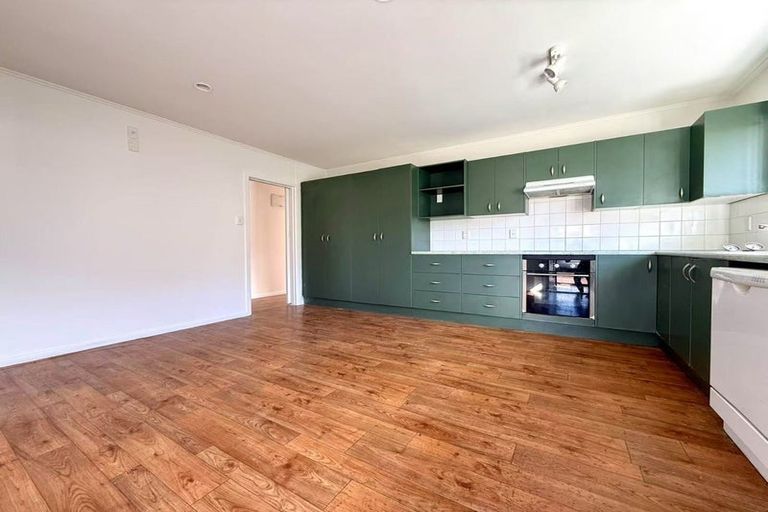 Photo of property in 6 Durham Street, Te Atatu Peninsula, Auckland, 0610