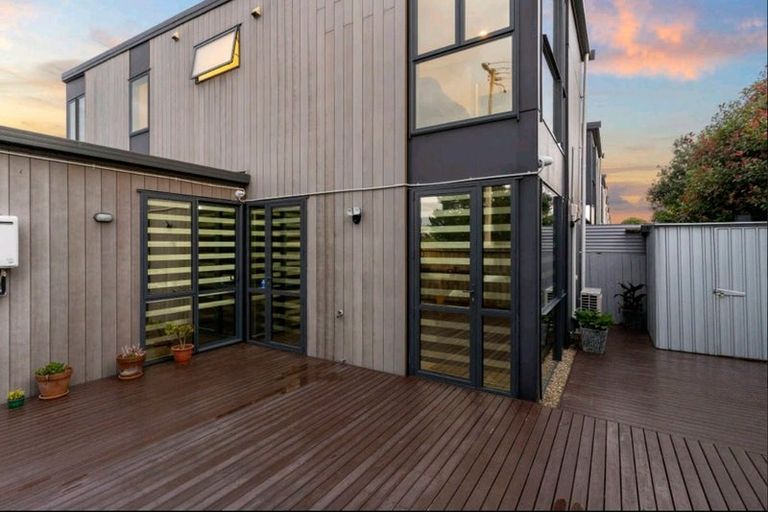 Photo of property in 2 Te Aparangi Road, Papakura, 2110