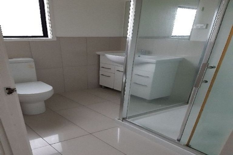 Photo of property in 2/7 Barbados Drive, Unsworth Heights, Auckland, 0632