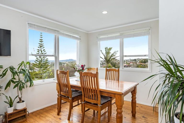 Photo of property in 11 Barker Rise, Northcross, Auckland, 0632