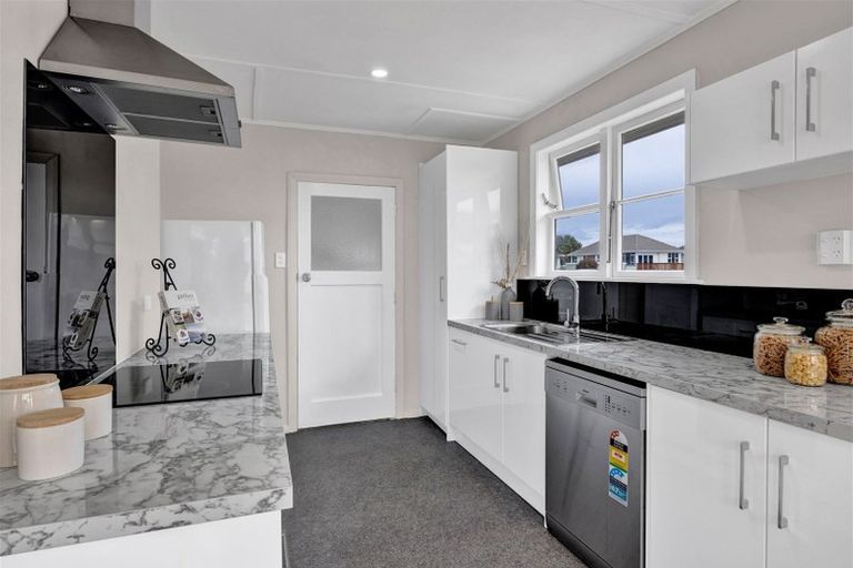 Photo of property in 13 Malone Place, Hawera, 4610