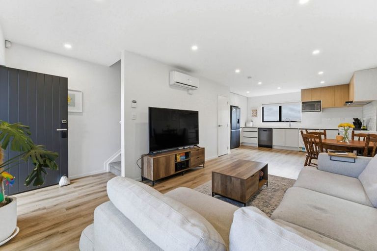 Photo of property in 2/314 Royal Road, Massey, Auckland, 0614