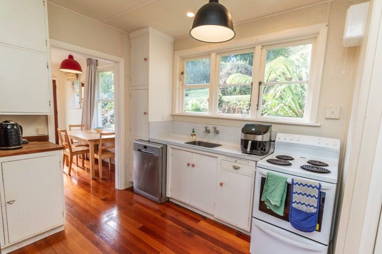 Photo of property in 6 Montgomery Avenue, Karori, Wellington, 6012