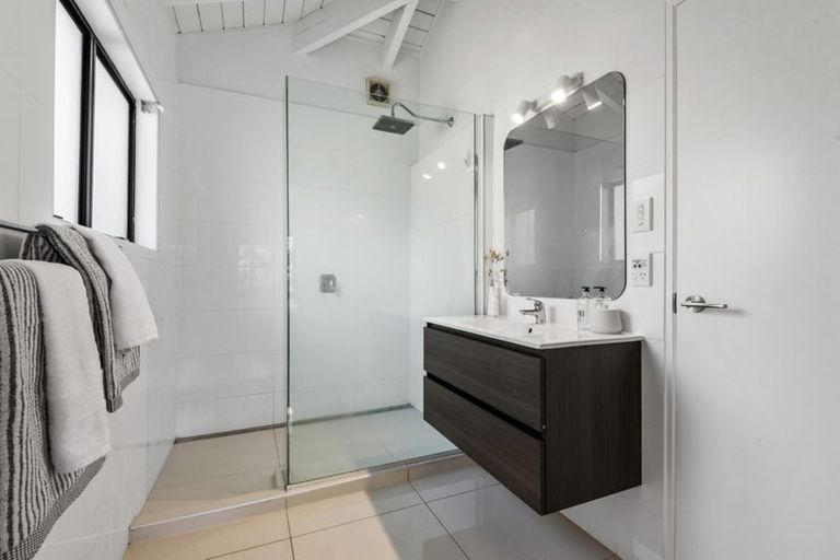 Photo of property in 1/20a Hauraki Road, Hauraki, Auckland, 0622