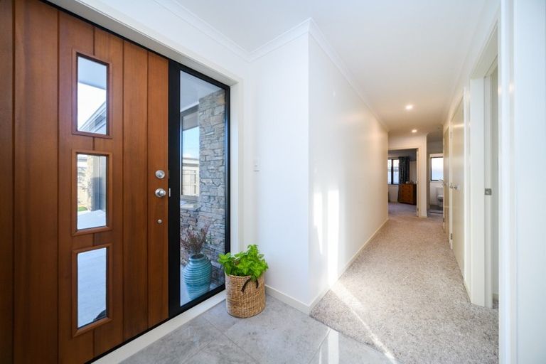 Photo of property in 19 Monaco Grove, Fitzherbert, Palmerston North, 4410