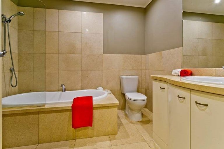 Photo of property in 5 Mowbray Place, Sunnynook, Auckland, 0620