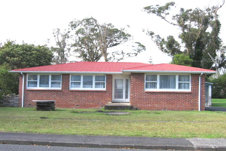 Photo of property in 92 Glen Marine Parade, Glendene, Auckland, 0602