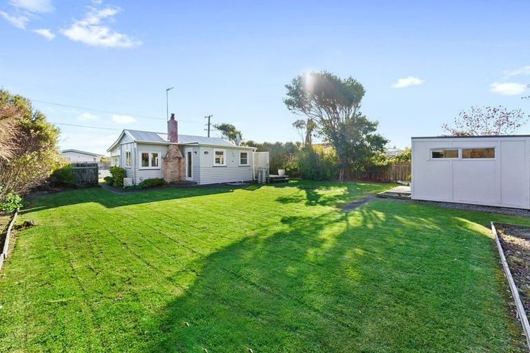 Photo of property in 37 Waimea Road, Waikanae Beach, Waikanae, 5036