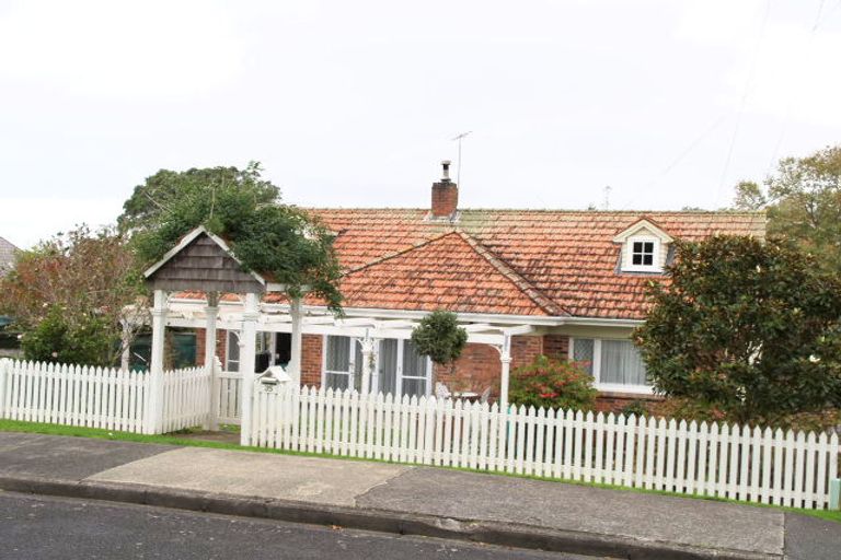 Photo of property in 1/35 Luplau Crescent, Cockle Bay, Auckland, 2014