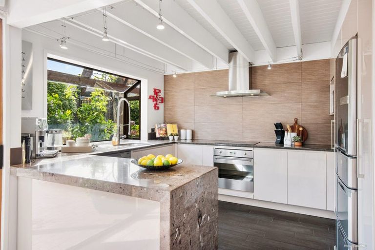 Photo of property in 1/7 Cobblestone Lane, Hillcrest, Auckland, 0627