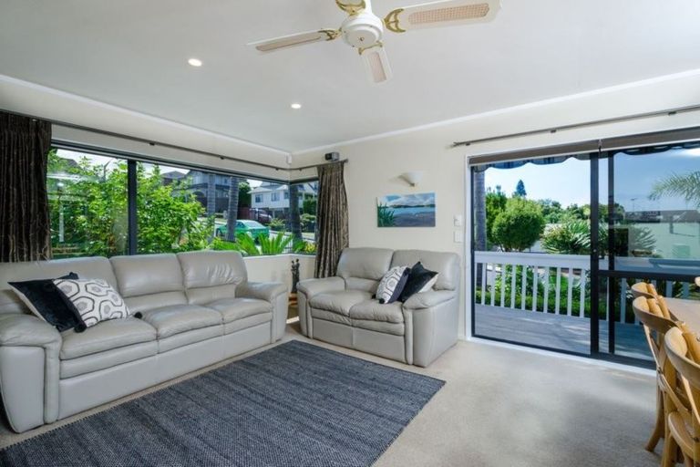 Photo of property in 7 Oakpark Place, West Harbour, Auckland, 0618