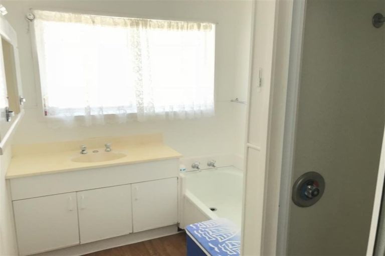 Photo of property in 10 Bodi Place, Te Atatu South, Auckland, 0610