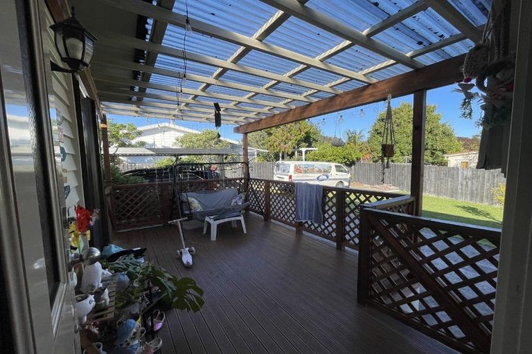 Photo of property in 6 Godley Road, Green Bay, Auckland, 0604