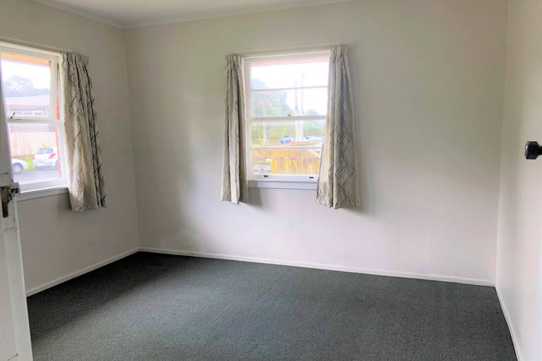 Photo of property in 4/2 Godley Road, Green Bay, Auckland, 0604