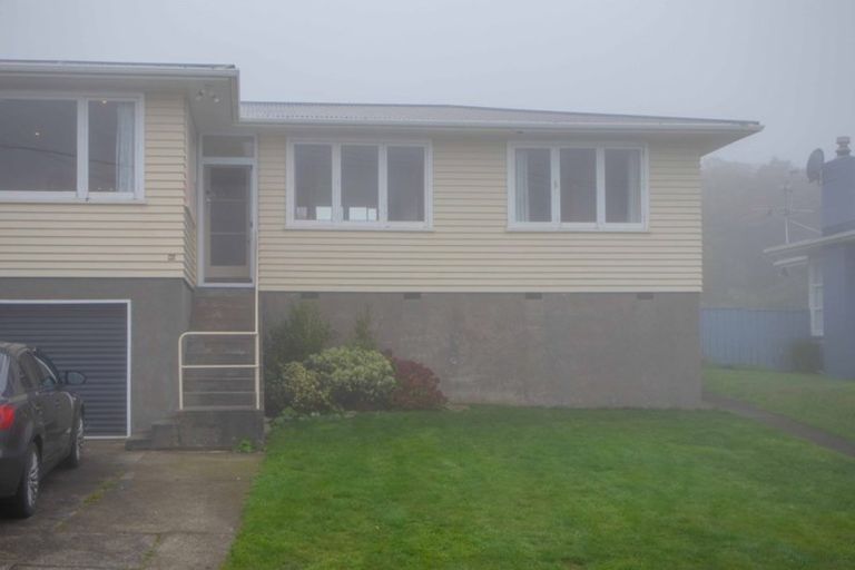 Photo of property in 20 Cotswold Crescent, Newlands, Wellington, 6037